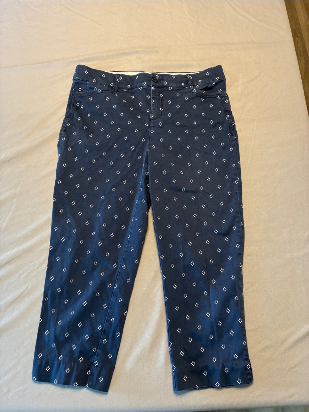 Women's Navy Diamond-Print Cropped Capris